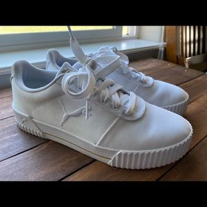 Puma women’s white canvas shoes